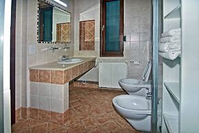 Incredible Large Villa In Paphos Sleeps 14 Children Pool, Jacuzzi, Hug