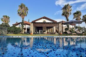 Incredible Large Villa In Paphos Sleeps 14 Children Pool, Jacuzzi, Hug