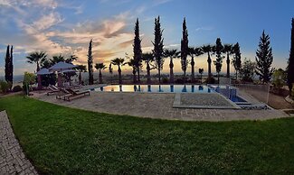 Incredible Large Villa In Paphos Sleeps 14 Children Pool, Jacuzzi, Hug