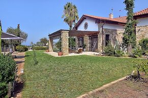 Incredible Large Villa In Paphos Sleeps 14 Children Pool, Jacuzzi, Hug