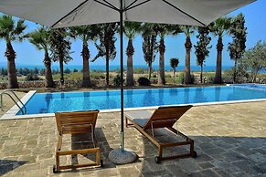 Incredible Large Villa In Paphos Sleeps 14 Children Pool, Jacuzzi, Hug