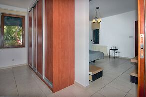 Incredible Large Villa In Paphos Sleeps 14 Children Pool, Jacuzzi, Hug