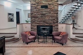 Incredible Large Villa In Paphos Sleeps 14 Children Pool, Jacuzzi, Hug