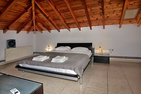 Incredible Large Villa In Paphos Sleeps 14 Children Pool, Jacuzzi, Hug