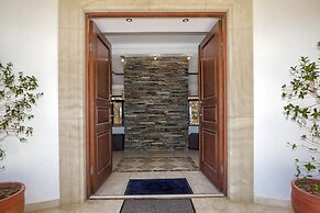 Incredible Large Villa In Paphos Sleeps 14 Children Pool, Jacuzzi, Hug