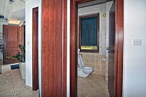 Incredible Large Villa In Paphos Sleeps 14 Children Pool, Jacuzzi, Hug