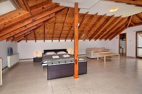 Incredible Large Villa In Paphos Sleeps 14 Children Pool, Jacuzzi, Hug