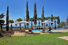 Incredible Large Villa In Paphos Sleeps 14 Children Pool, Jacuzzi, Hug