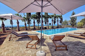 Incredible Large Villa In Paphos Sleeps 14 Children Pool, Jacuzzi, Hug