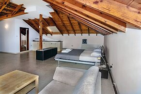 Incredible Large Villa In Paphos Sleeps 14 Children Pool, Jacuzzi, Hug