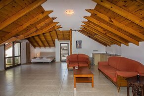 Incredible Large Villa In Paphos Sleeps 14 Children Pool, Jacuzzi, Hug