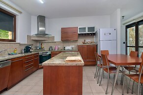 Incredible Large Villa In Paphos Sleeps 14 Children Pool, Jacuzzi, Hug