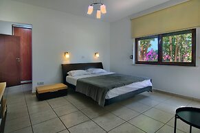 Incredible Large Villa In Paphos Sleeps 14 Children Pool, Jacuzzi, Hug