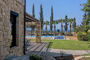 Incredible Large Villa In Paphos Sleeps 14 Children Pool, Jacuzzi, Hug