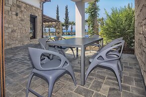 Incredible Large Villa In Paphos Sleeps 14 Children Pool, Jacuzzi, Hug