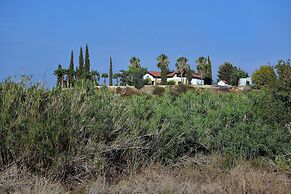 Incredible Large Villa In Paphos Sleeps 14 Children Pool, Jacuzzi, Hug