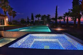 Incredible Large Villa In Paphos Sleeps 14 Children Pool, Jacuzzi, Hug