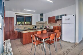 Incredible Large Villa In Paphos Sleeps 14 Children Pool, Jacuzzi, Hug