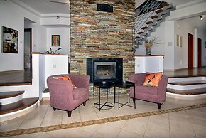 Incredible Large Villa In Paphos Sleeps 14 Children Pool, Jacuzzi, Hug