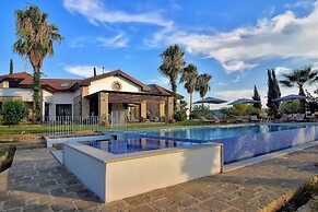 Incredible Large Villa In Paphos Sleeps 14 Children Pool, Jacuzzi, Hug