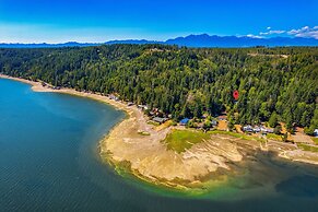Canal Cliff Cottage in Belfair