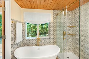 Canal Cliff Cottage in Belfair