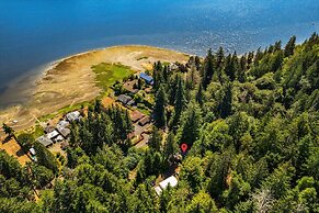 Canal Cliff Cottage in Belfair
