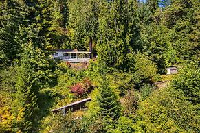 Canal Cliff Cottage in Belfair