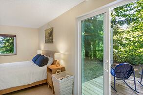 Canal Cliff Cottage in Belfair