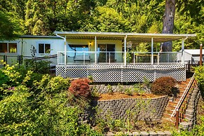 Canal Cliff Cottage in Belfair