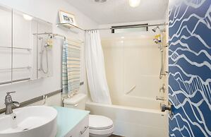 Canal Cliff Cottage in Belfair