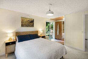 Canal Cliff Cottage in Belfair