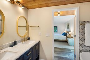 Canal Cliff Cottage in Belfair