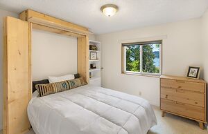 Canal Cliff Cottage in Belfair