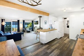 Canal Cliff Cottage in Belfair