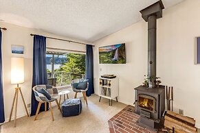 Canal Cliff Cottage in Belfair