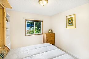 Canal Cliff Cottage in Belfair