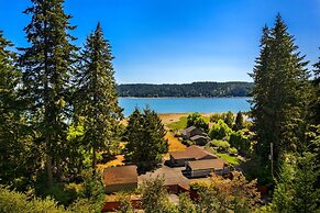 Canal Cliff Cottage in Belfair