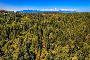 Canal Cliff Cottage in Belfair