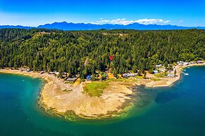 Canal Cliff Cottage in Belfair