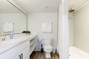 Elegant 2BR Apartment Minutes From DC