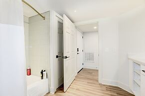 Elegant 2BR Apartment Minutes From DC