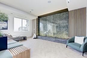 Elegant 2BR Apartment Minutes From DC