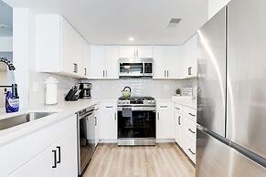 Elegant 2BR Apartment Minutes From DC