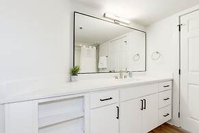 Elegant 2BR Apartment Minutes From DC