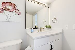 Elegant 2BR Apartment Minutes From DC