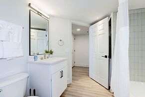 Elegant 2BR Apartment Minutes From DC