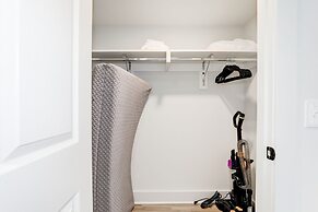 Elegant 2BR Apartment Minutes From DC