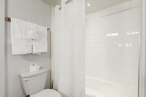 Elegant 2BR Apartment Minutes From DC