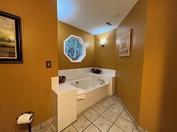 Secluded Cabin for 10 in Chalet Village + Hot Tub!